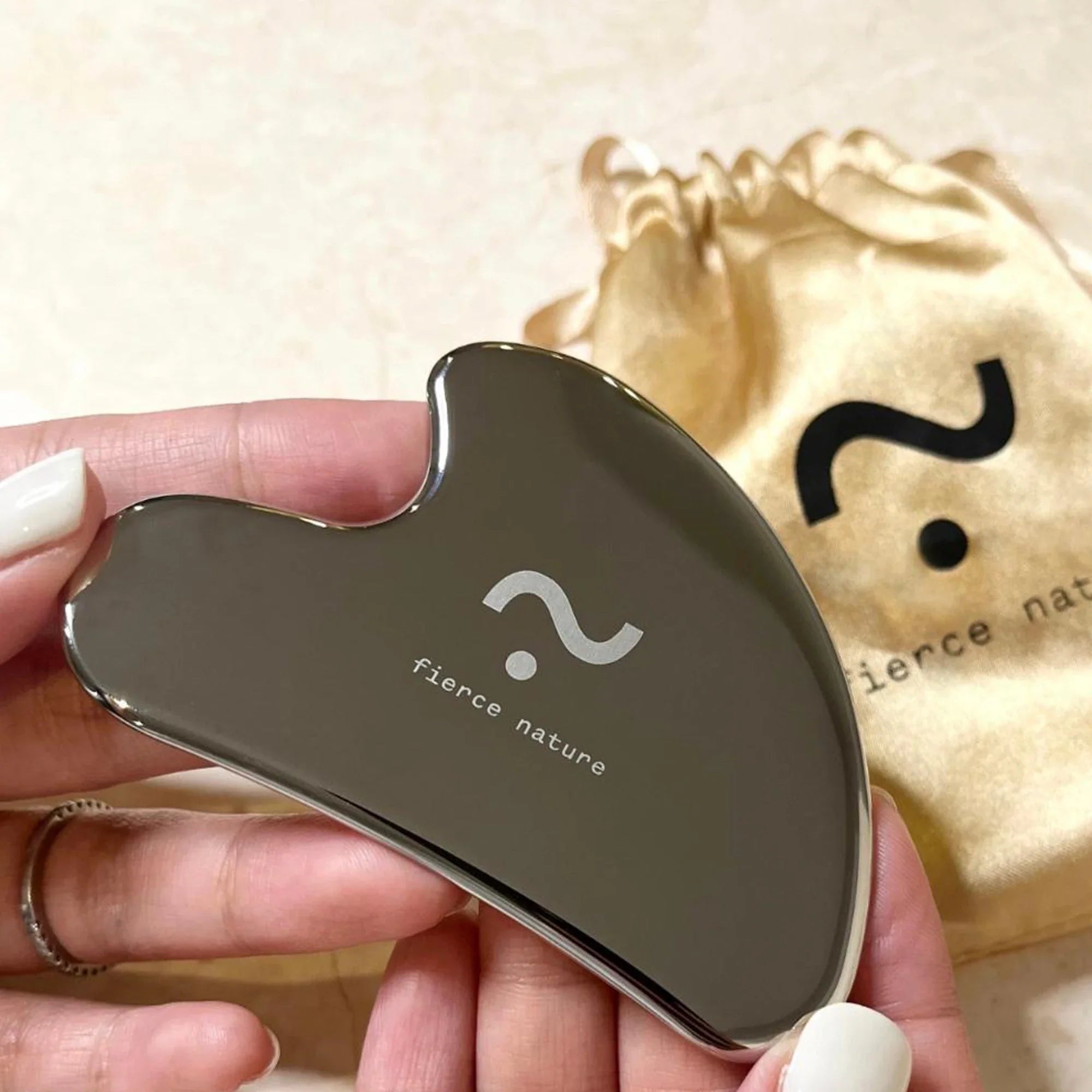 أداة العناية بالبشرة